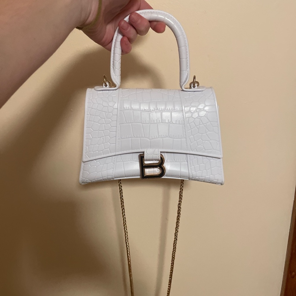 Elegant White Croc-Embossed Handbag - Picture 5 of 5